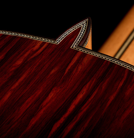 The heel, back binding and purfling of a 2026 Teodoro Perez "Especial - Bois de Rose" classical guitar made of cedar and African rosewood