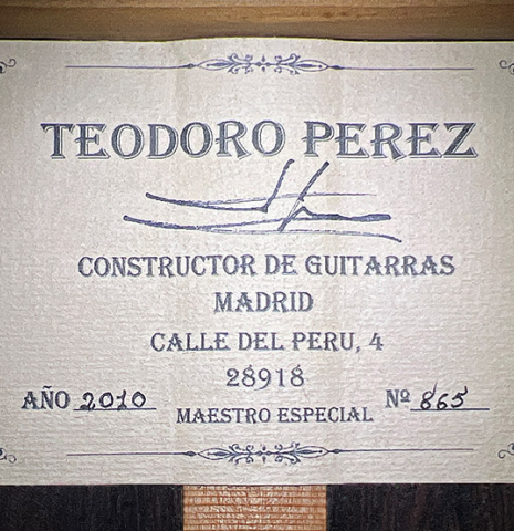 The label of a 2010 Teodoro Perez "Especial" classical guitar made of spruce and CSA rosewood