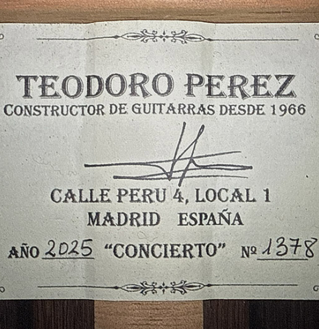 The label of a 2025 Teodoro Perez "Concierto" classical guitar made of spruce and African rosewood