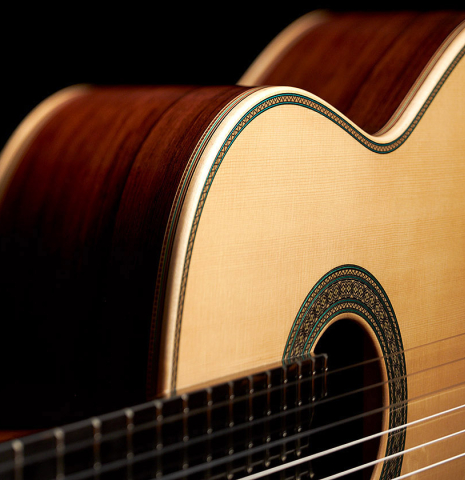 The side and soundboard of a 2023 Teodoro Perez "Epecial" classical guitar made of spruce and African rosewood.