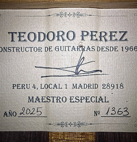 The label of a 2025 Teodoro Perez "Especial" classical guitar made of spruce and African rosewood.