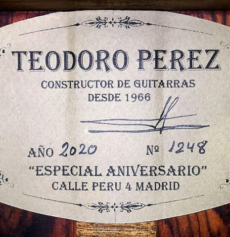 The label of a 2020 Teodoro Perez "Especial Aniversario" classical guitar made of spruce and cocobolo
