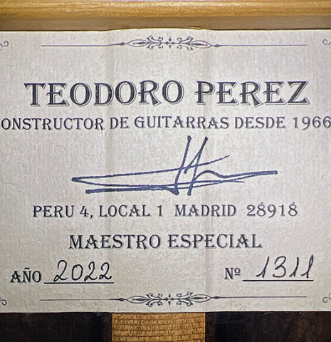 The label of a 2022 Teodoro Perez "Especial" classical guitar made of spruce and cocobolo