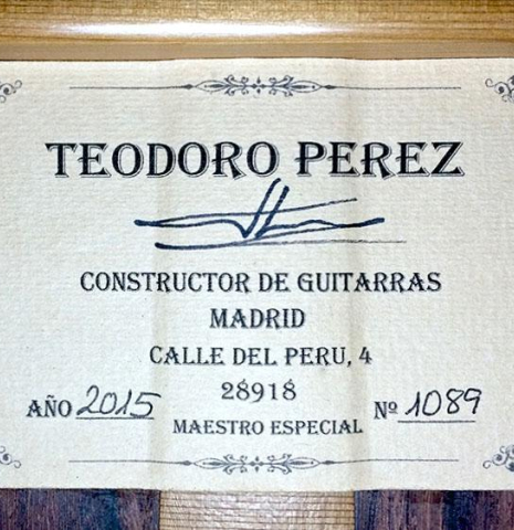 The label of a 2015 Teodoro Perez "Especial Maple" classical guitar made of cedar and CSA rosewood