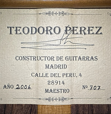 The label of a 2006 Teodoro Perez "Maestro 10-string" classical guitar made of spruce and African rosewood