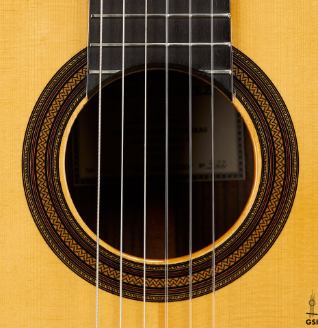 The rosette of a 2024 Teodoro Perez "Estudio C-650" classical guitar made of spruce and Indian rosewood.