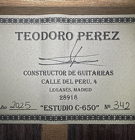 The label of a 2025 Teodoro Perez "Estudio C-650" classical guitar made of spruce and Indian rosewood