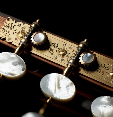 The tuning machines of a 2024 Teodoro Perez "1884 Torres - La Emperatriz" classical guitar made of spruce and maple