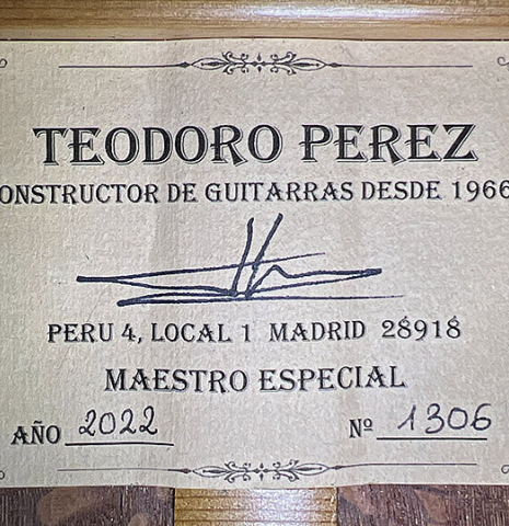 The label of a 2022 Teodoro Perez &quot;Especial&quot; classical guitar model made with cedar and Brazilian lacewood