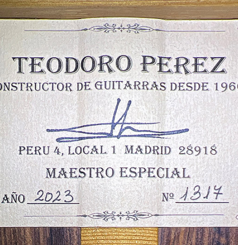 The label of a 2023 Teodoro Perez "Especial" classical guitar made of cedar and pau ferro