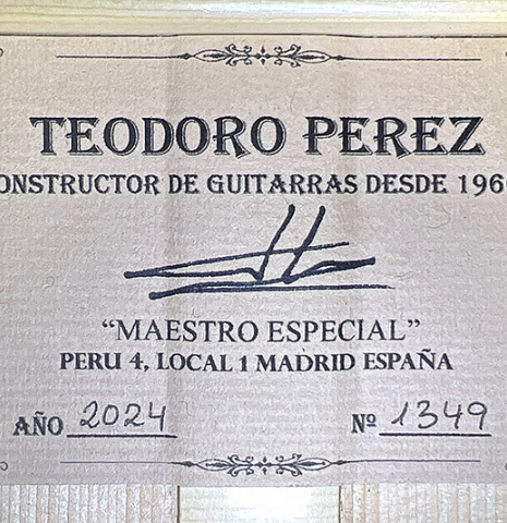 The label of a 2024 Teodoro Perez "Especial" classical guitar made of spruce and Bubinga