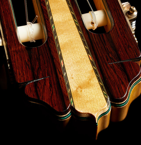 The headstock veneer with maple inlay of a 2024 Teodoro Perez "Especial" classical guitar made of spruce and maple