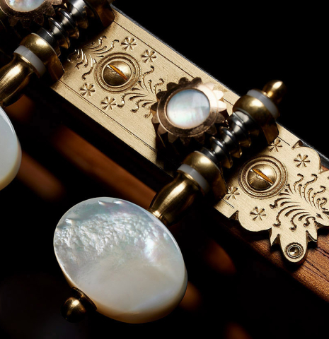 The tuning machines of a 2024 Teodoro Perez "1884 Torres - La Emperatriz" classical guitar made of spruce and African rosewood