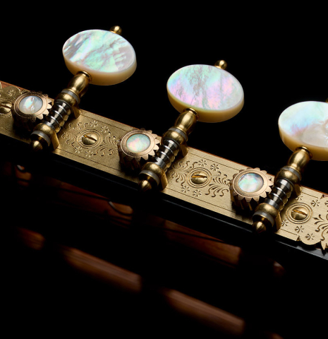 The tuning machines of a 2025 Teodoro Perez "1884 Torres - La Emperatriz" classical guitar made of spruce and African rosewood