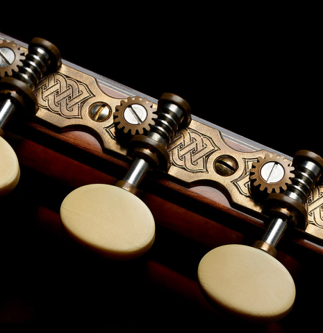 The tuning machines of a 2000 Daryl Perry classical guitar made of spruce and CSA rosewood
