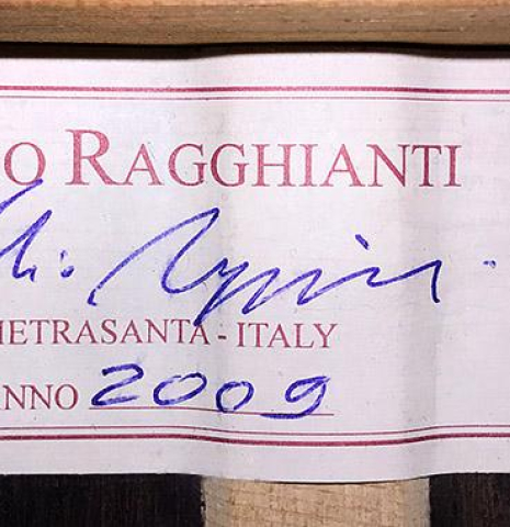 The label of a 2009 Fabio Ragghianti classical guitar made of spruce and CSA rosewood