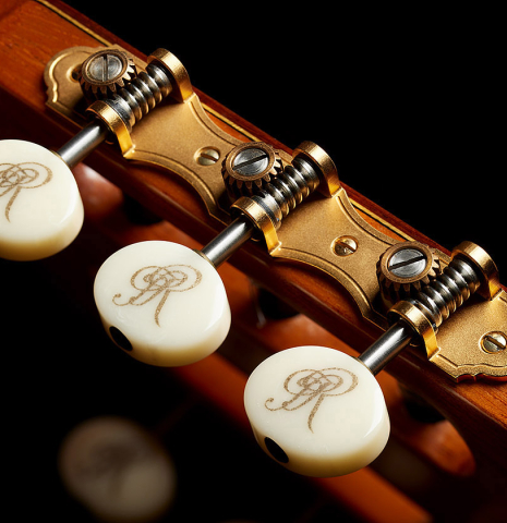 The tuning machines of a 2013 Jose Ramirez "1a Antigua" classical guitar made of spruce and Indian rosewood