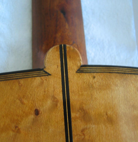 The close-up photo of the heel and back of a 1892 Antonio de Torres SE 153