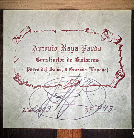 The label of a 2003 Antonio Raya Pardo classical guitar made of spruce and CSA rosewood