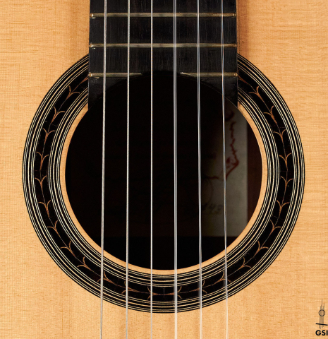 The rosette of a 2003 Antonio Raya Pardo classical guitar made of spruce and CSA rosewood