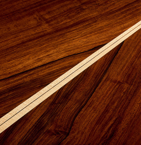 The maple center seam in the back of a 2017 Antonio Raya Pardo "Especial Torres" classical guitar made of spruce and CSA rosewood