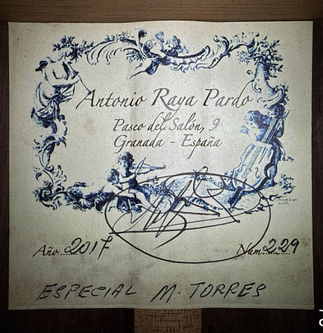 The label of a 2017 Antonio Raya Pardo "Especial Torres" classical guitar made of spruce and CSA rosewood