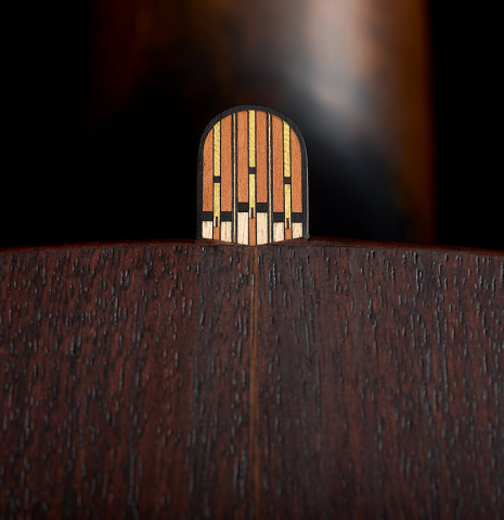 The inlaid heel cap of a 2026 Richard Reynoso classical guitar made of spruce and Indian rosewood