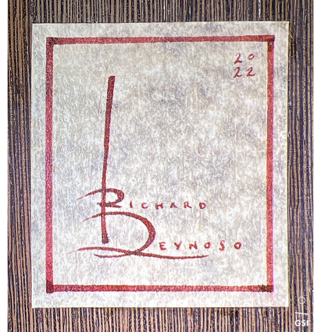 The label of a 2022 Richard Reynoso classical guitar made of spruce and wenge