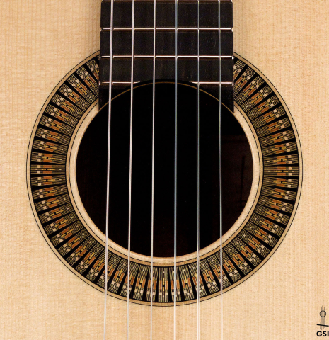 The rosette of a 2022 Richard Reynoso classical guitar made of spruce and wenge