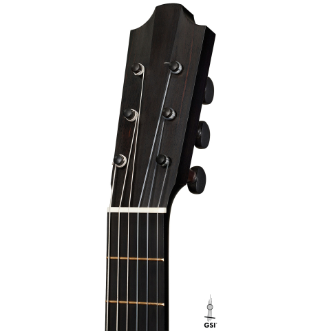 The headstock of a 2024 Richard Reynoso w/pegs classical guitar made of spruce and Indian rosewood