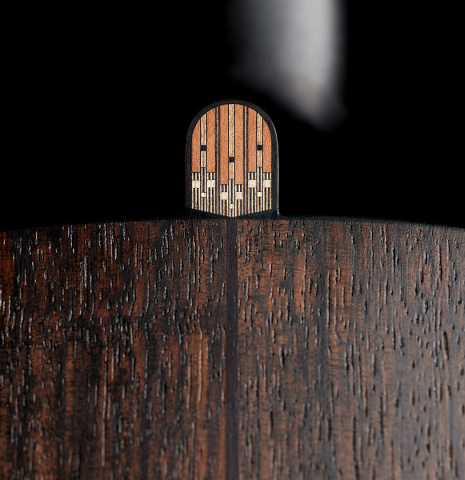 The heel inlay of a 2024 Richard Reynoso w/pegs classical guitar made of spruce and Indian rosewood