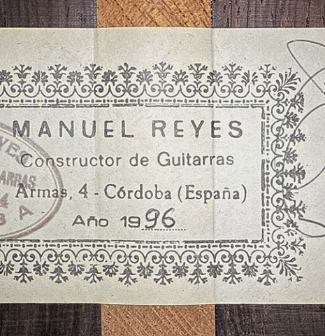 The label of a 1996 Manuel Reyes classical guitar made of cedar and CSA rosewood