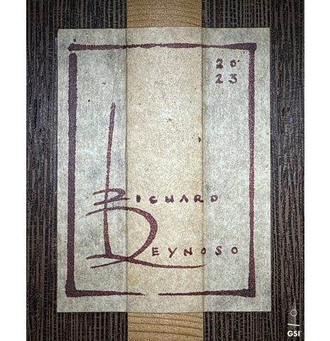 The label of a 2023 Richard Reynoso classical guitar made of cedar and wenge