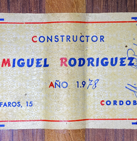 The label of a 1978 Miguel Rodriguez classical guitar made with redwood and Honduran rosewood