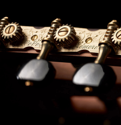 The machine heads of a 2022 Pepe Romero classical guitar made of spruce and CSA rosewood.