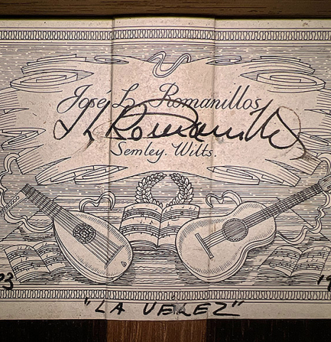 The label of a 1982 Jose Romanillos &quot;La Velez&quot; classical guitar made of spruce and CSA rosewood