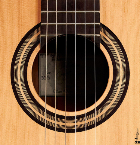 The rosette of a 2013 Bernardo Romero #1 classical guitar made of spruce and Indian rosewood