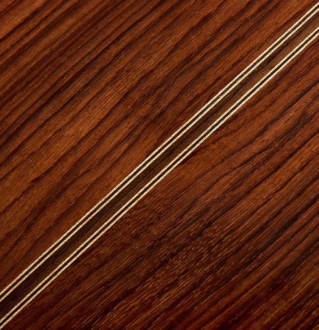 The back center seam of a 2023 Guitarras Romero "Espana" classical guitar made of cedar and Indian rosewood
