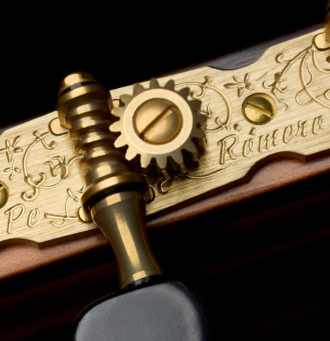 The custom Gotoh tuning machines of a 2021 Pepe Romero "640" classical guitar made of spruce and cypress