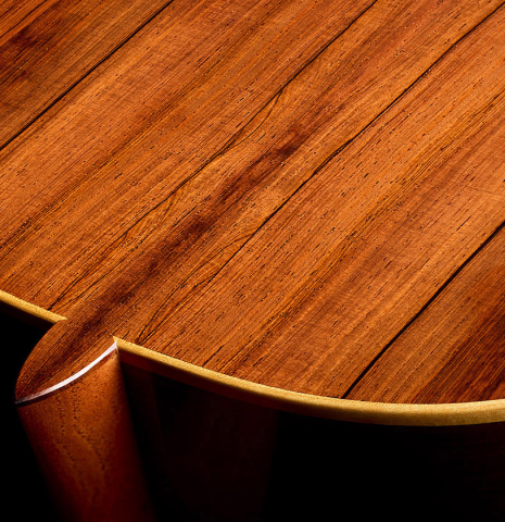 The heel, back binding and purfling of a 2026 Jochen Röthel classical guitar made of cedar and African rosewood