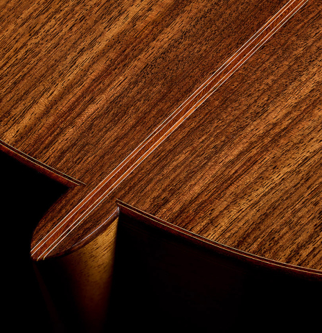 The heel, back binding and purfling of a 2018 Jochen Röthel classical guitar made of spruce and Indian rosewood