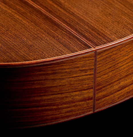 The sides at the foot of a 2018 Jochen Röthel classical guitar made of spruce and Indian rosewood
