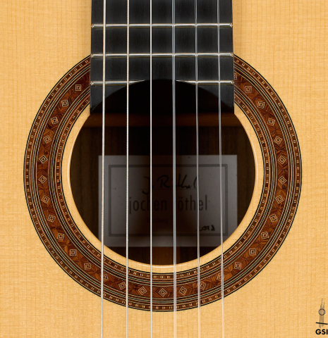 The rosette of a 2018 Jochen Röthel classical guitar made of spruce and Indian rosewood