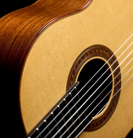The soundboard and side of a 2018 Jochen Röthel classical guitar made of spruce and Indian rosewood