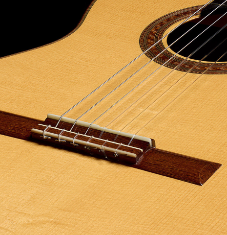 The top and bridge of a 2018 Jochen Röthel classical guitar made of spruce and Indian rosewood