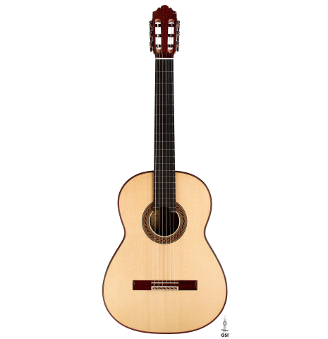 The front of a 2022 German Vazquez Rubio "Solista" classical guitar made of spruce and Indian rosewood