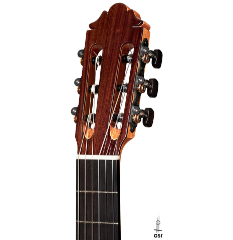 The headstock of a 2022 German Vazquez Rubio "Solista" classical guitar made of spruce and Indian rosewood