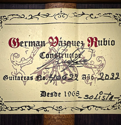 The label of a 2022 German Vazquez Rubio &quot;Solista&quot; classical guitar made of spruce and Indian rosewood