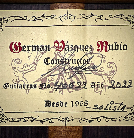 The label of a 2022 German Vazquez Rubio "Solista" classical guitar made of spruce and Indian rosewood