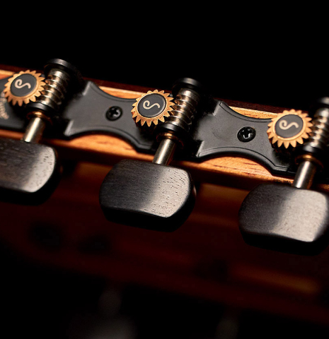 The machine heads of a 2022 German Vazquez Rubio "Solista" classical guitar made of spruce and Indian rosewood